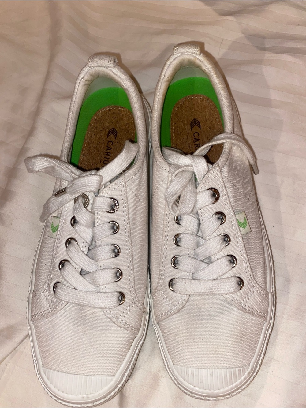 Cariuma White Canvas Low-Top Sneakers with Green Insoles